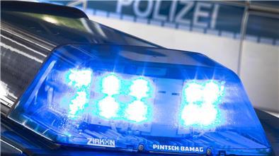Drei Tatverdächtige sollen einen 83-Jährigen in Langenhangen überfallen haben. (Symbolbild)