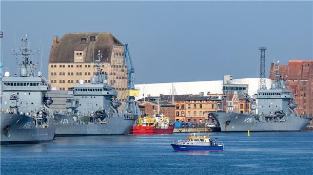 Kurs Stralsund: Drei Marine-Tender zu Gast am Pier Drei Versorgungsschiffe der deutschen Marine sind für mehrere Tage zu Gast im Hafen Stralsund.
