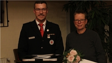 DRK-Bereitschaftsleiter Chris Knoblauch ehrt Claudia Oerding für Ihre unermüdliche Tätigkeit als Leiterin der DRK-Notunterkunft in Zeven.