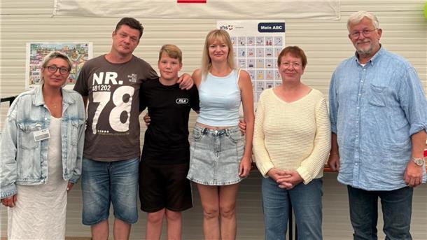 Wiedersehen in Elsfleth: Ukrainer schließen glücklich ihren Sohn in die Arme Gruppenbild mit drei Männern und drei Frauen.