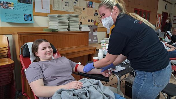 DRK-Mitarbeiterin Michelle Brost nimmt Blut bei Katharina Andersen ab.