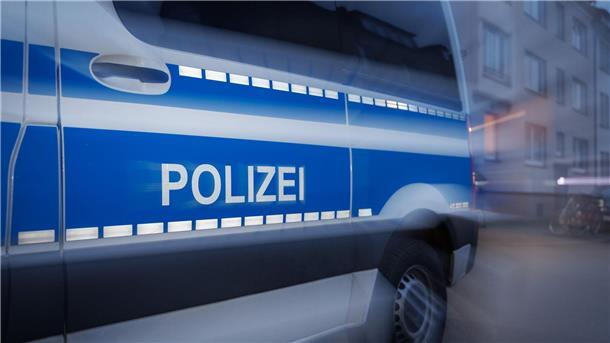 Polizei stellt bei Razzia Drogen für 300.000 Euro sicher Drogen, Messer und Bargeld gingen der Polizei in Buxtehude ins Netz - drei Tatverdächtige sollen in Untersuchungshaft kommen. (Symbolbild)
