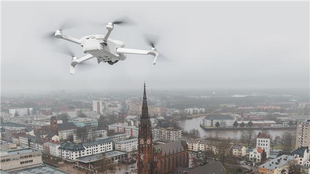 Symbolfoto: Eine Drohne über der Innenstadt von Bremerhaven.