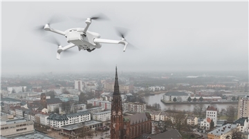 Symbolfoto: Eine Drohne über der Innenstadt von Bremerhaven.