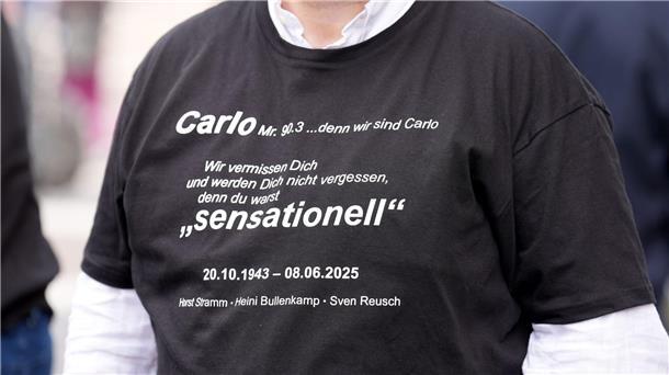 „Ein Original“ - Abschied von Moderator Carlo von Tiedemann „Du warst sensationell“, steht auf dem Shirt eines Trauergastes