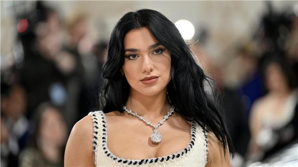 „Ikone“: Stars gedenken Karl Lagerfeld beim „Met Ball“ Dua Lipa bei der Eröffnung der Ausstellung „Karl Lagerfeld: A Line of Beauty“ im New Yorker Metropolitan Museum of Art.