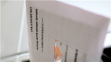 Briefumschlag in Briefkasten