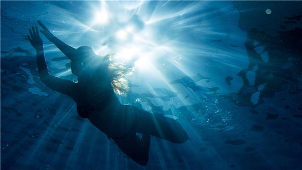 Dürfen Frauen in Schwimmbädern ihre Oberbekleidung weglassen? Darüber gibt es immer wieder Streit. Nun soll ein Fall in Berlin vor Gericht gehen.