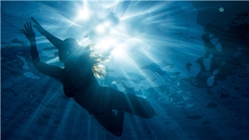 Dürfen Frauen in Schwimmbädern ihre Oberbekleidung weglassen? Darüber gibt es immer wieder Streit. Nun soll ein Fall in Berlin vor Gericht gehen.
