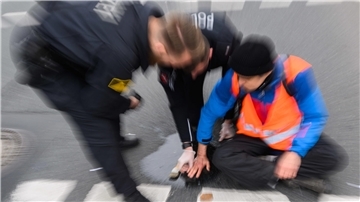 Mann auf der Straße neben einem Polizisten