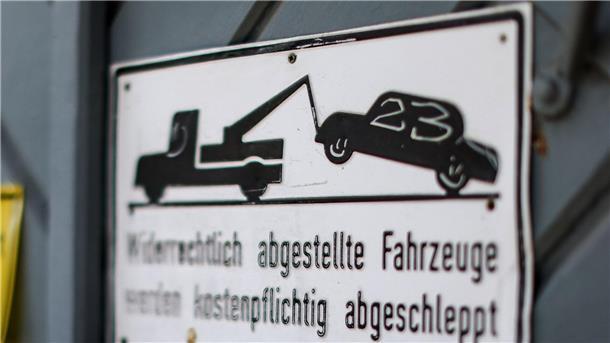 Dürfen widerrechtlich abgestellte Fahrzeuge den Autobesitzer 4935 Euro kosten?
