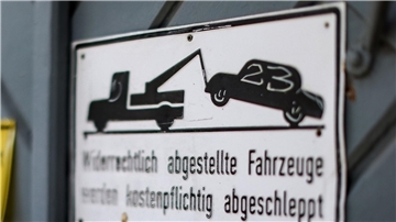 Dürfen widerrechtlich abgestellte Fahrzeuge den Autobesitzer 4935 Euro kosten?