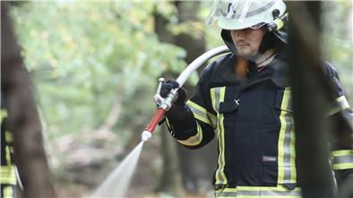 Dürre und Hitze setzen den Wäldern zu. Wegen Unachtsamkeit oder gar Brandstiftung können sich leicht große Brände entwickeln. Was dann zu tun ist, üben die Feuerwehrleute bei einer Waldbrandübung.