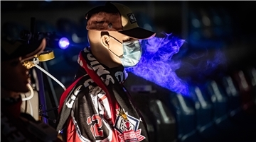 Dummy „Oleg“ ist die wichtigste Figur beim Aerosol-Test in der Eisarena. Die Forscher messen die Verbreitung seines Atems. Die Ergebnisse entscheiden darüber, wie viele Zuschauer bald wieder zum Eishockey dürfen.