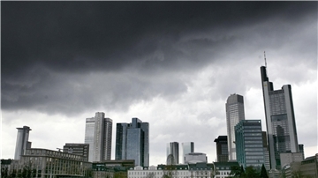 Dunkle Regenwolken über der Skyline von Frankfurt am Main. (Symbolbild)