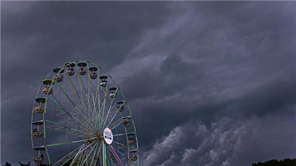 Erneut Unwetter über Deutschland Dunkle Regenwolken ziehen über ein Riesenrad auf dem Gelände des Hurricane-Festivals in Scheeßel hinweg.