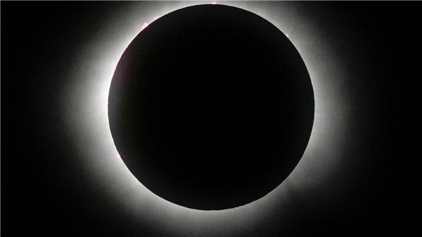 Dunkle Scheibe: Der Mond steht vor der Sonne.