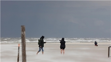 Dunkle Wolken bei stürmischem Wetter in St. Peter-Ording an der Nordsee.
