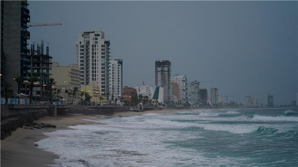 Hurrikan „Orlene“ löst sich über Mexiko auf Dunkle Wolken hängen vor der Ankunft von „Orlene“ über Mazatlan an der mexikanischen Pazifikküste.