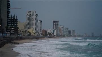Dunkle Wolken hängen vor der Ankunft von „Orlene“ über Mazatlan an der mexikanischen Pazifikküste.