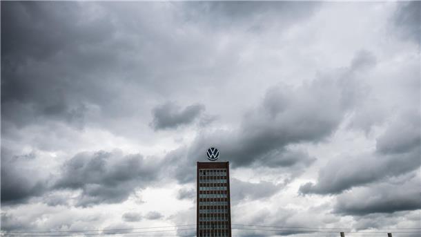 Autogipfel: Habeck will bei Hilfen keine „Schnellschüsse“ Dunkle Wolken nicht nur über VW.