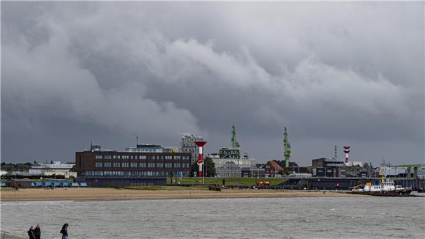 Dunkle Wolken über Bremerhaven – auch am Sonntag soll es stürmisch bleiben.