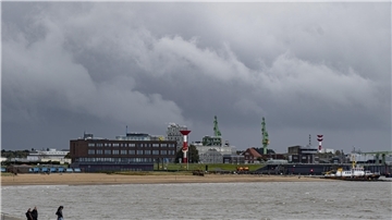 Dunkle Wolken über Bremerhaven – auch am Sonntag soll es stürmisch bleiben.
