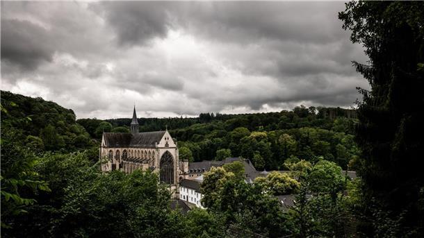 Dunkle Wolken über dem Altenberger Dom (Nordrhein-Westfalen).