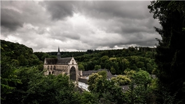 Dunkle Wolken über dem Altenberger Dom (Nordrhein-Westfalen).