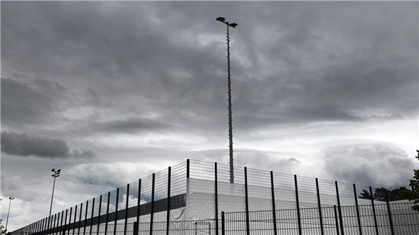 Titel futsch: Kimmichs wahre Worte nach dem Wirkungstreffer Dunkle Wolken über dem Trainingsplatz: Das Wetter passte zur tristen Stimmung im DFB-Quartier am Tag nach dem 1:2 gegen Portugal.