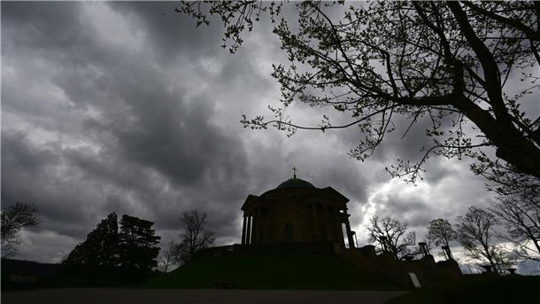 Osterwochenende mit mehr Wolken als Sonne Dunkle Wolken über der Grabkapelle auf dem Württemberg in Stuttgart.