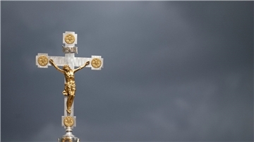 Dunkle Wolken über einem Kruzifix: Immer mehr Menschen nehmen Abstand von der Katholischen Kirche.