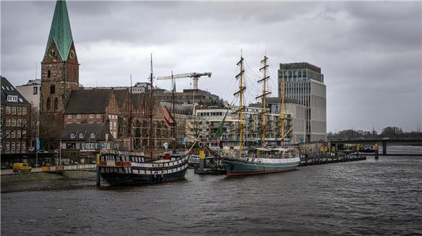 Dunkle Wolken ziehen über Bremen.