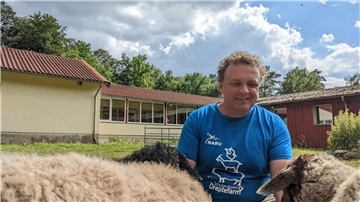 Dunkle Wolken ziehen über der Dreptefarm auf- der Vorsitzende Sönke Hofmann liebt seine Tiere - und muss sich doch weggeben. Archivfoto: Andreas Palme