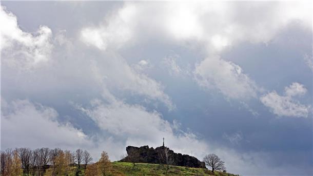 Wetterdienst: Regen und Gewitter in Deutschland Dunkle Wolken ziehen über die Gegensteine im Harzvorland.
