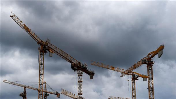 Branche: Bundesregierung muss Hilfspaket für Bau schnüren Dunkle Wolken ziehen über die Kräne auf einer Baustelle. „Alle Indikatoren am Bau zeigen deutlich nach unten, eine Trendwende ist nicht in Sicht“, stellt die Bauindustrie fest.