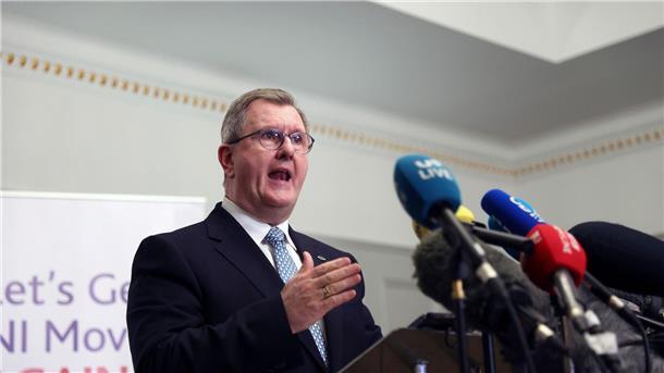 Regierungskrise in Nordirland soll nach zwei Jahren enden DUP-Parteichef Jeffrey Donaldson gibt eine Pressekonferenz.