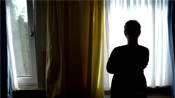 Durch Ausgangsbeschränkung, geschlossene Geschäfte und Sportstätten kann Einsamkeit in Verbindung mit der Angst vor Corona zu einer großen Belastung werden.