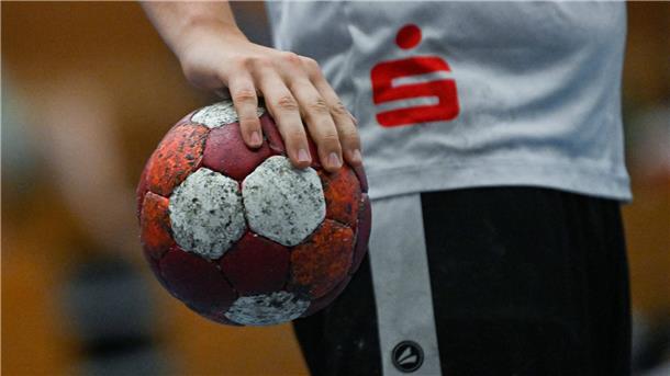 Handballer mit Ball