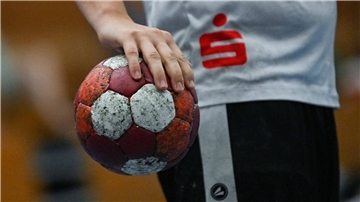 Handballer mit Ball