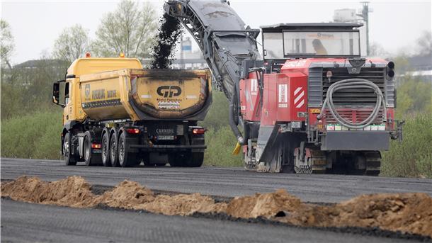 Durch den Aus- und Neubau von Bundesfernstraßen wird in Niedersachsen pro Jahr eine Fläche versiegelt, die fast 43 Fußballfeldern entspricht.