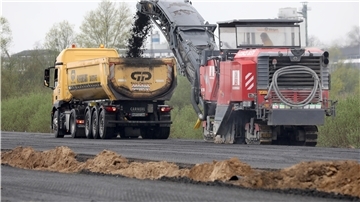 Durch den Aus- und Neubau von Bundesfernstraßen wird in Niedersachsen pro Jahr eine Fläche versiegelt, die fast 43 Fußballfeldern entspricht.