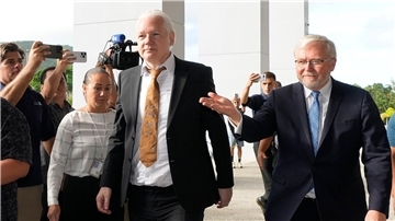 Durch den Justiz-Deal bleibt Assange (M) ein Prozess und potenziell weitere Haft in den USA erspart.