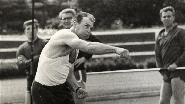 Hans Eichler beim Speerwerfen. 
