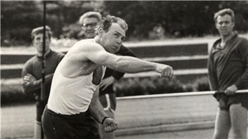 Hans Eichler beim Speerwerfen. 
