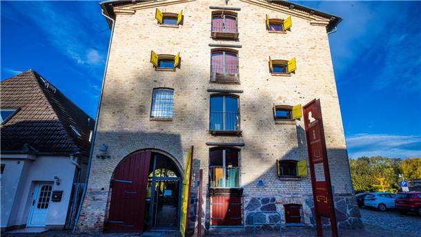 Streit um Friedman-Lesung - Literaturhaus-Chef soll gehen Durch die Ausladung des jüdischen Publizisten Michel Friedman bundesweit in den Schlagzeilen: Das Literaturhaus „Uwe Johnson“ in Klütz in Nordwestmecklenburg.