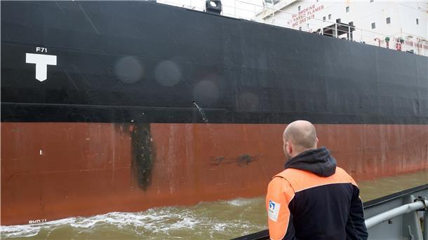 Die Außenhaut des Schiffes ist geschmolzen.
