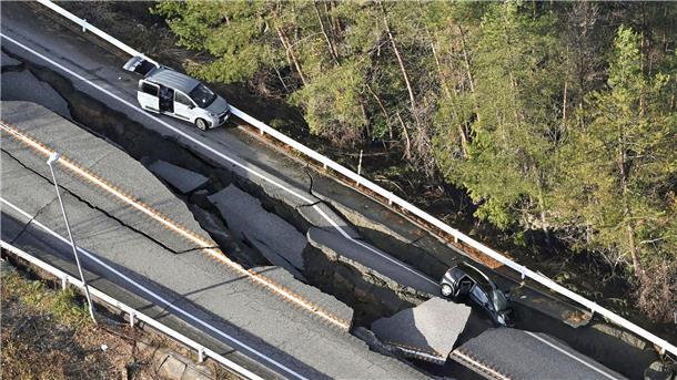 Erdbeben in Japan: Zahl der Todesopfer steigt weiter Durch die Erdbeben wurden auch Straßen schwer beschädigt.