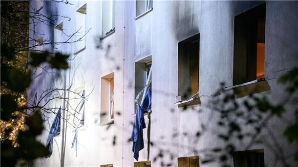 Explosion in Hamburger Männerwohnheim - Mann in Lebensgefahr Durch die Explosion gingen auch etliche Fenster zu Bruch.