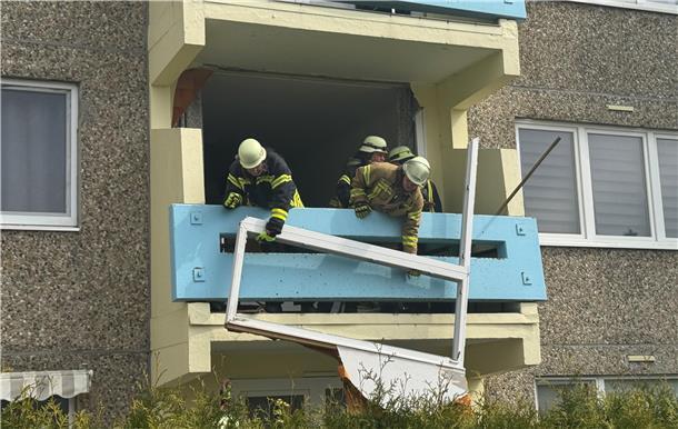 Fettexplosion in Stotel: Drei Menschen verletzt Durch die Kraft einer Fettexplosion wurde die Fensterfront einer Wohnung herausgerissen. Feuerwehr und THW kümmerten sich um den Notverschluss der Wohnung.